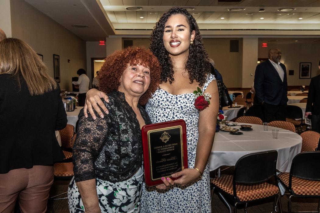 第32届奥斯卡奖. 罗梅罗奖学金颁奖典礼及晚宴.
This year's winner was 梅勒妮裴瑞兹 '25 (MCAS), and the recipient of the 牧师. 约翰一. Dinneen Hispanic Alumni Community Service award was Migdalia Nalls, MCAS '01, Law '04.